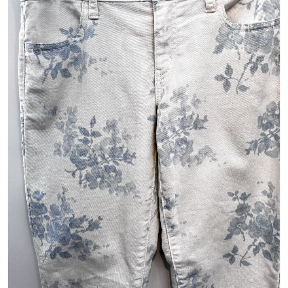 American Eagle white jeans with blue roseso - Picture 2 of 11